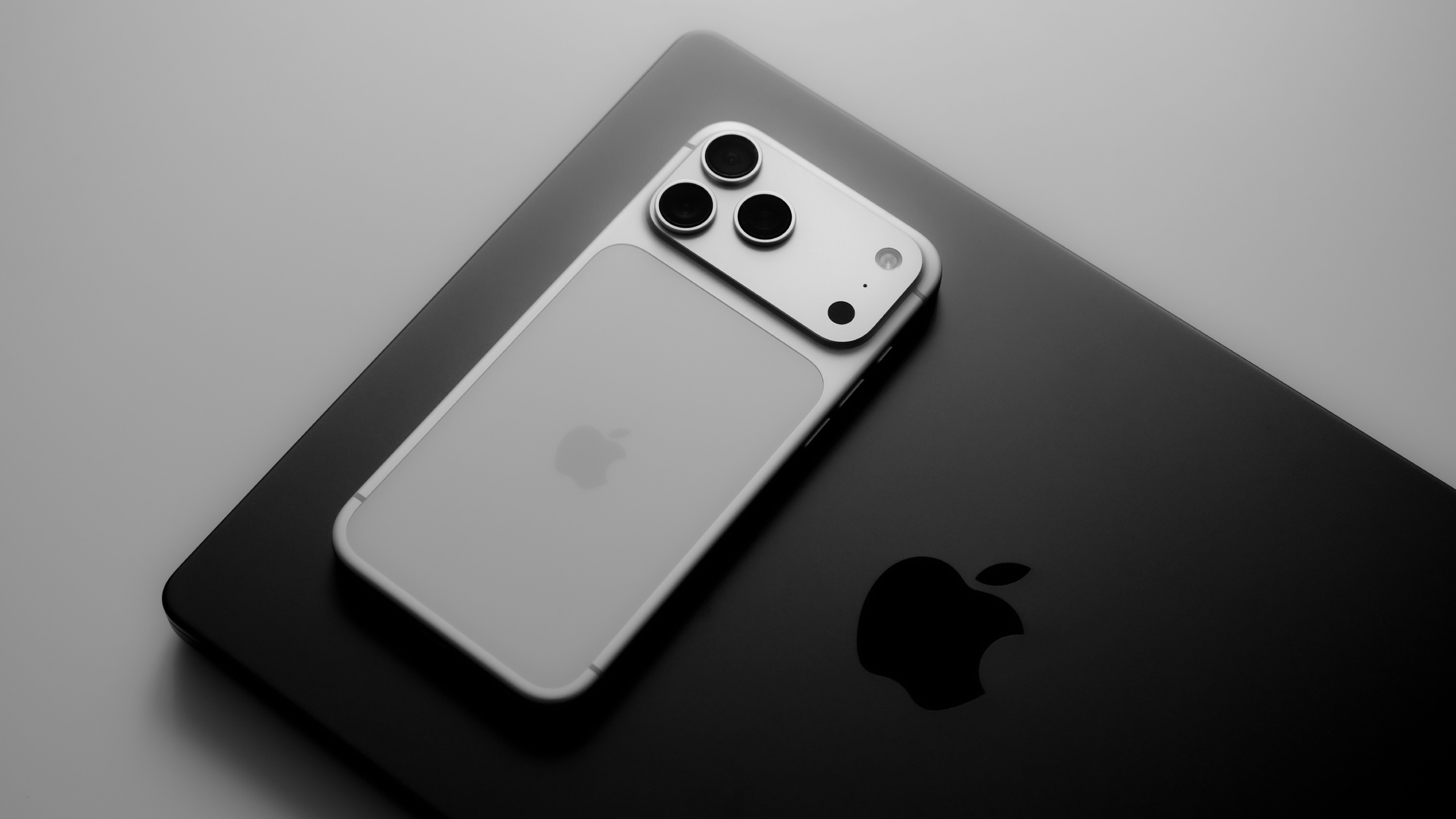 iPhone 17-MacBook.png