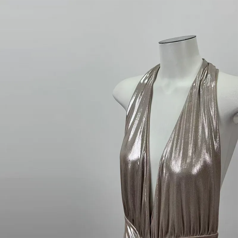 Robe maxi à collier métallique, en V profond et froncée