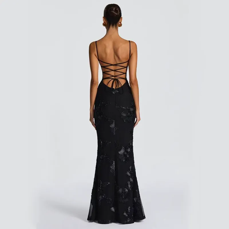 Robe 3D fleurie noire à dos en croix