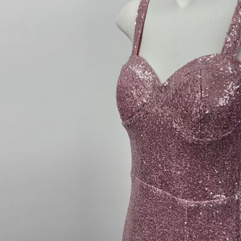 Robe en paillettes roses avec bretelles fines