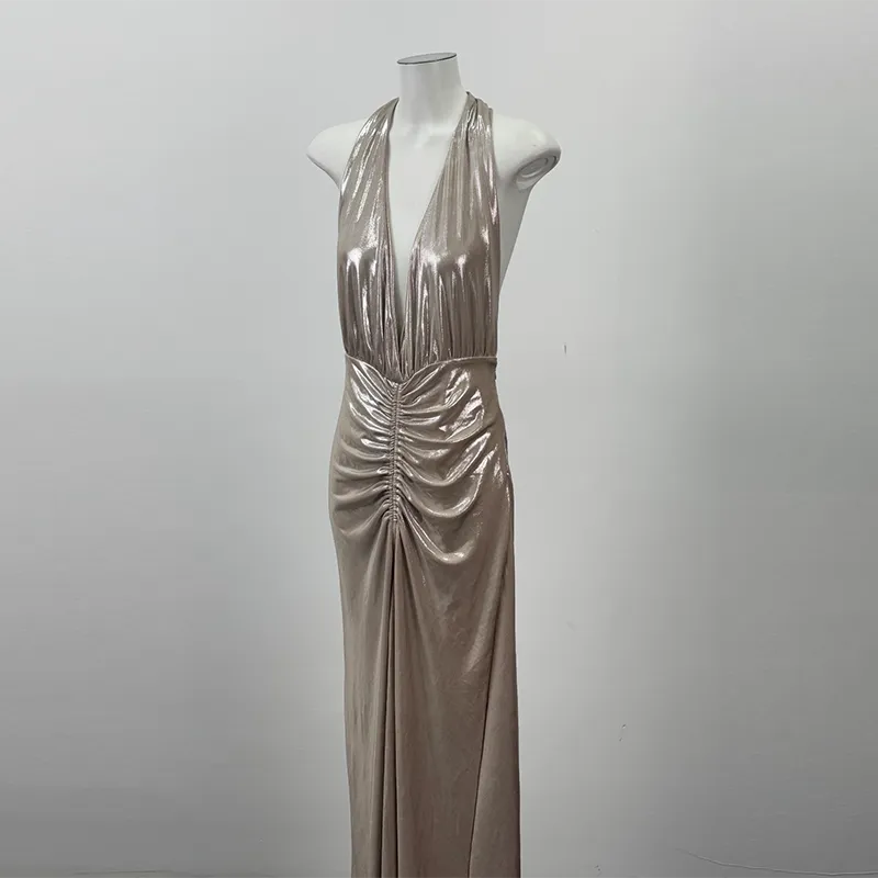 Robe maxi à collier métallique, en V profond et froncée