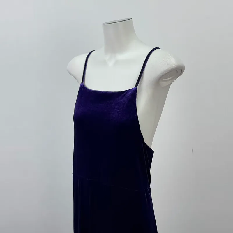 Robe maxi en velours violet avec bretelles fines