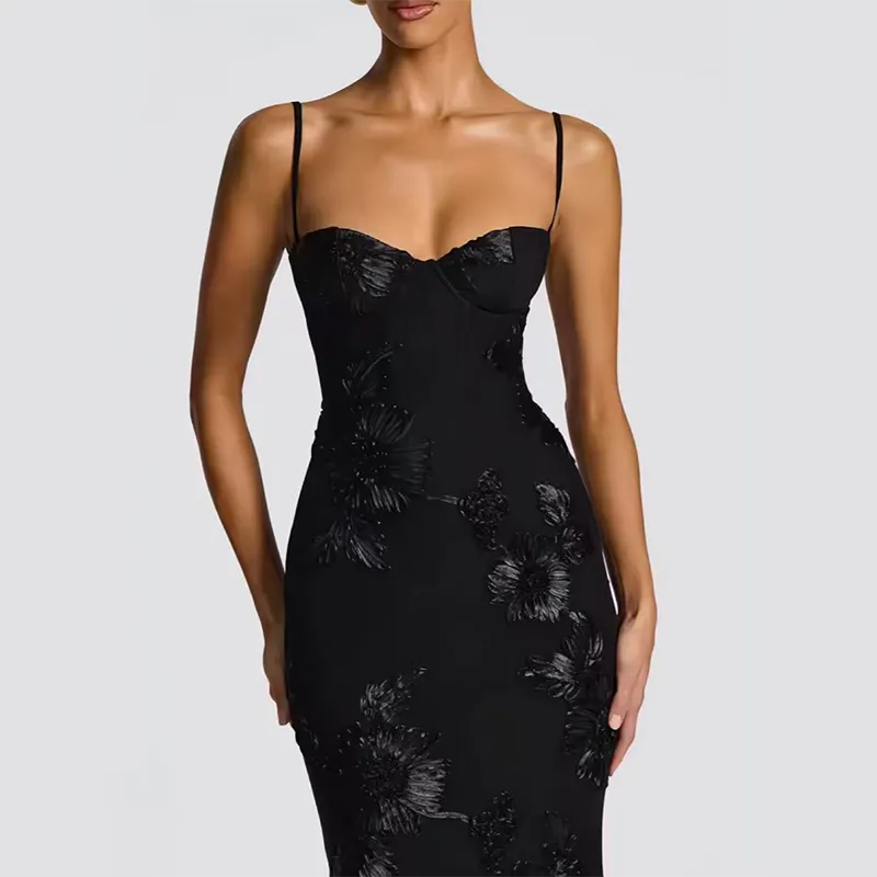 Robe 3D fleurie noire à dos en croix