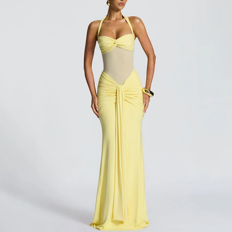 Robe maxi en maille jaune avec encolure halter et torsade avant.