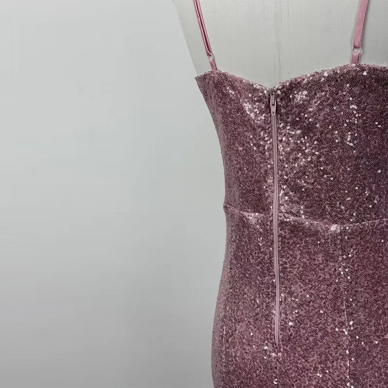 Robe en paillettes roses avec bretelles fines