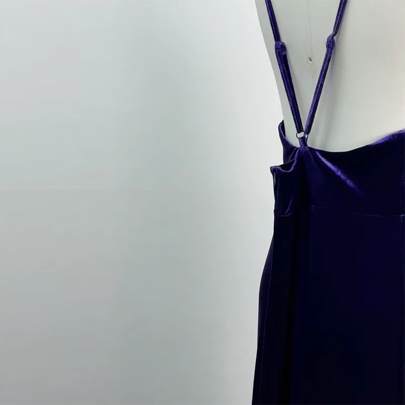 Robe maxi en velours violet avec bretelles fines