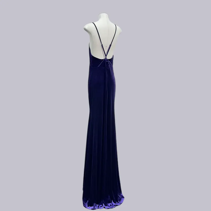 Robe maxi en velours violet avec bretelles fines