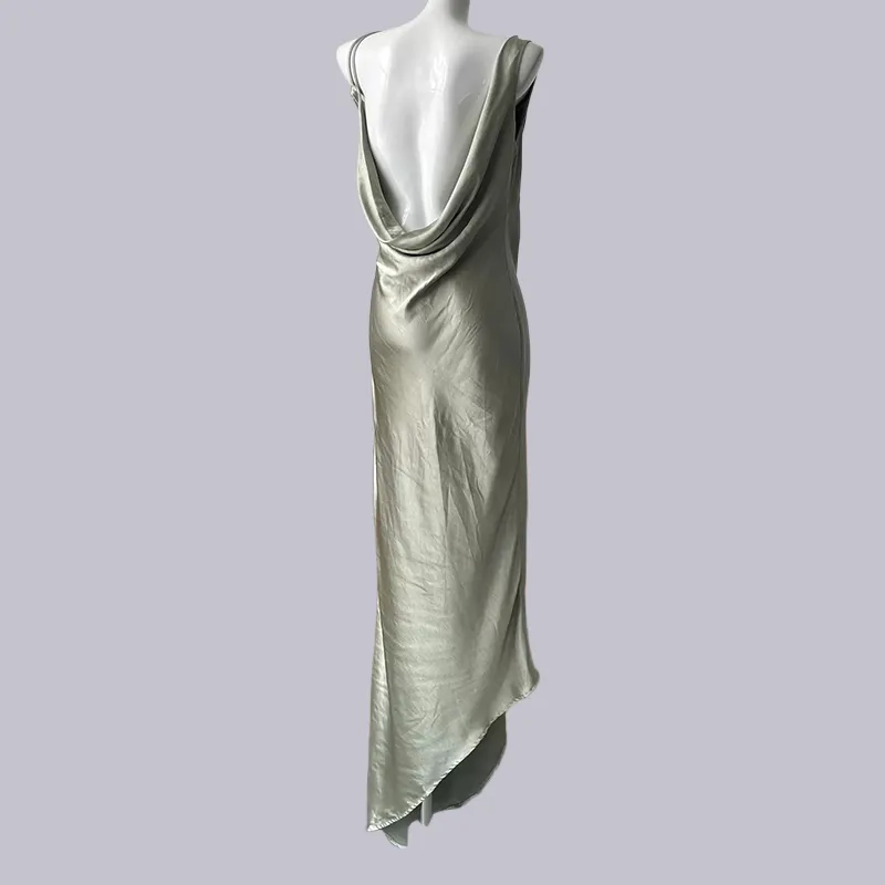 Robe asymétrique en satin vert à dos ouvert