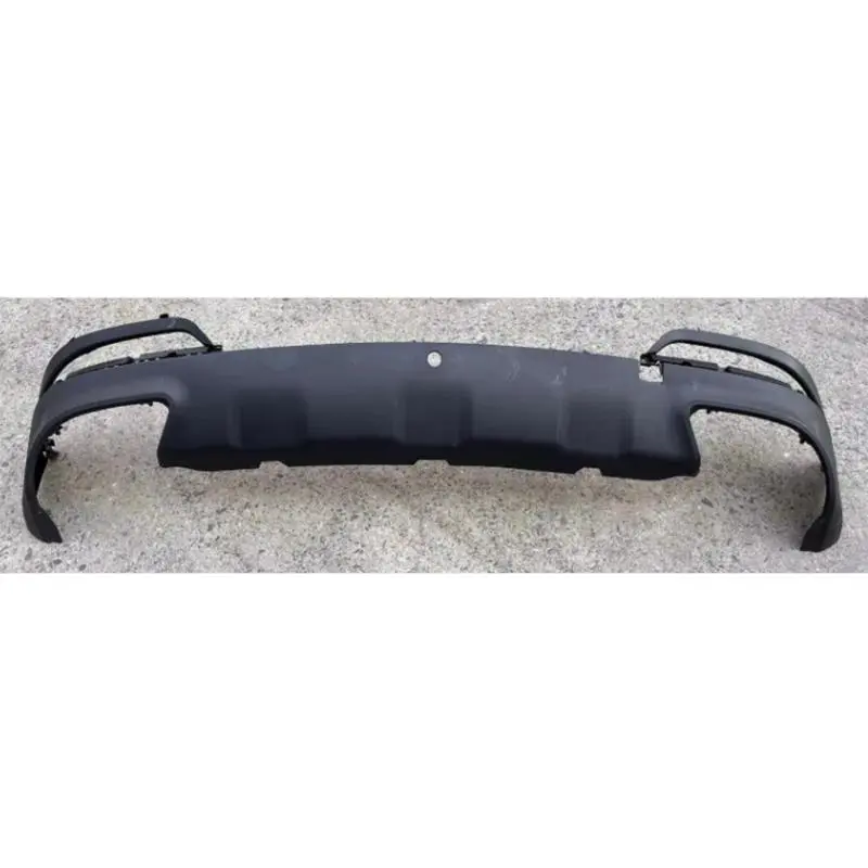 Parte inferior do para-choque traseiro.