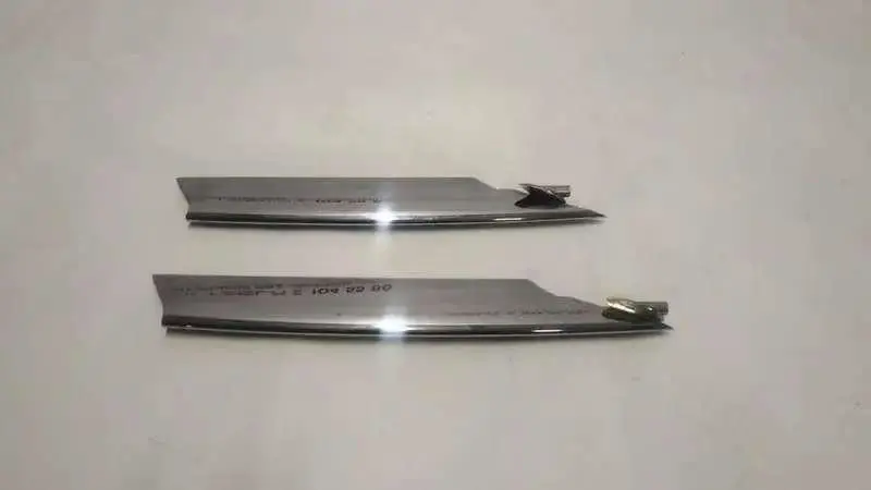 Bandeja decorativa inferior da grade da lanterna de neblina (eletroplatada) - direita