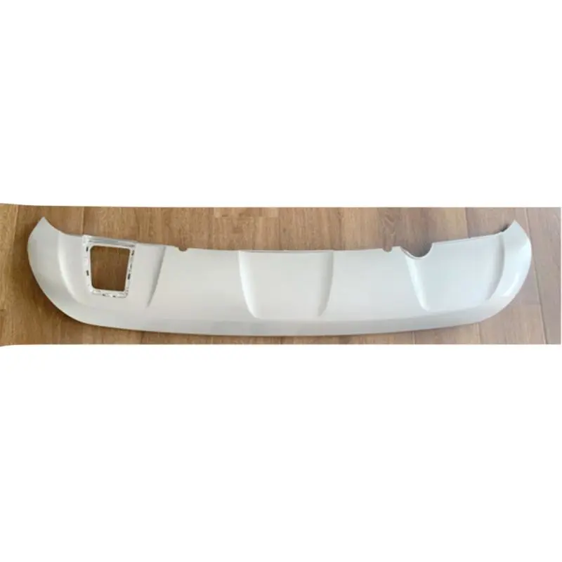 Painel de acabamento de para-choque traseiro prateado.