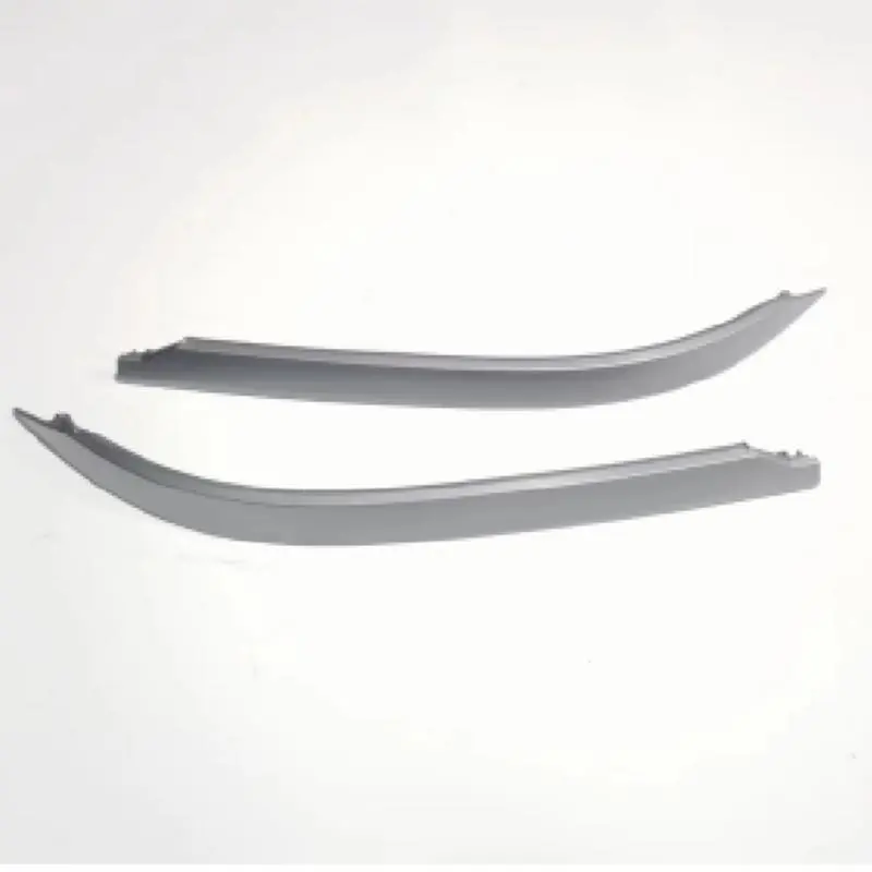 Bandeja de acabamento do para-choque traseiro, cinza metálico.