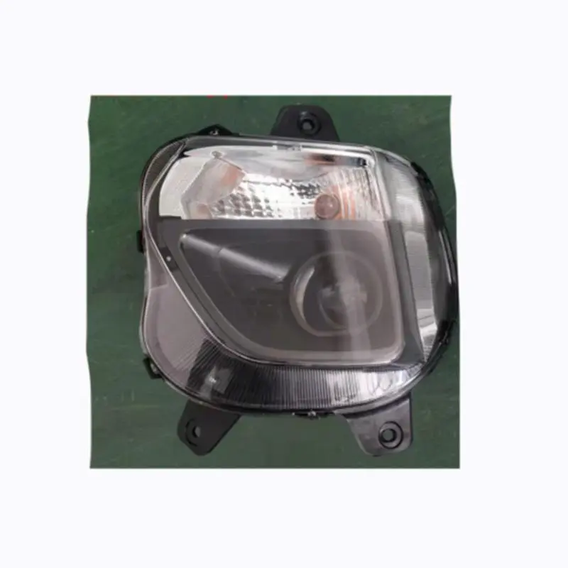 Faróis de carro com tonalidade preta (modelo básico com lâmpadas de halogênio).