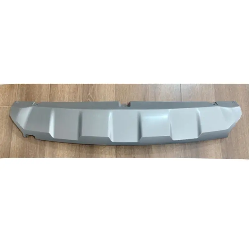 Painel de acabamento cinza do para-choque traseiro.