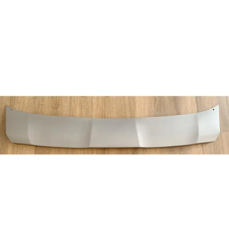 Painel de acabamento da para-choque frontal de prata.