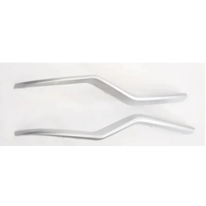 Recheio da para-choque dianteiro de prata.