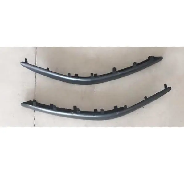 A tira de proteção contra arranhões do para-choque frontal não está iluminada.