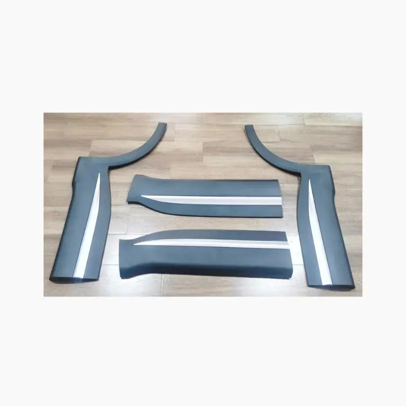 Friso da frente da porta (E/D) – Faixa brilhante prateada.