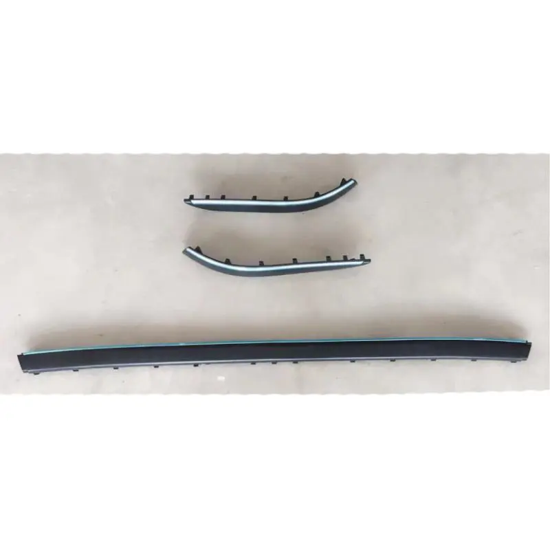 A faixa anti-riscos do para-choque traseiro é brilhante.