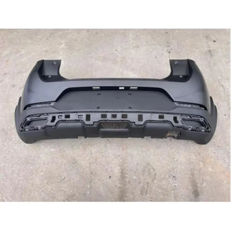 Para-choque traseiro integrado.