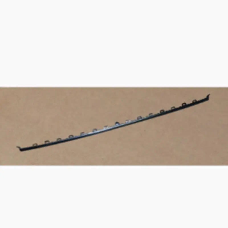 Faixa brilhante no meio do para-choque traseiro – prateada.