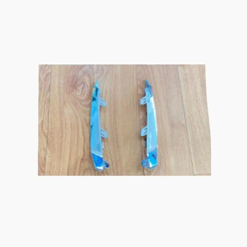 Faixas iluminadas na parte superior e inferior do quadro do farol de neblina.