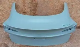 caçamba (para veículos)  

（注：在汽车领域，"tailgate" 指车辆后部可向下打开的挡板，尤指皮卡车或SUV的后挡板，葡萄牙语中常用 "caçamba" 表示；若指"（体育赛事等的）车尾野餐会"，则可译为 "festa de caçamba"，但根据常见核心含义，优先给出车辆部件的对应译法）