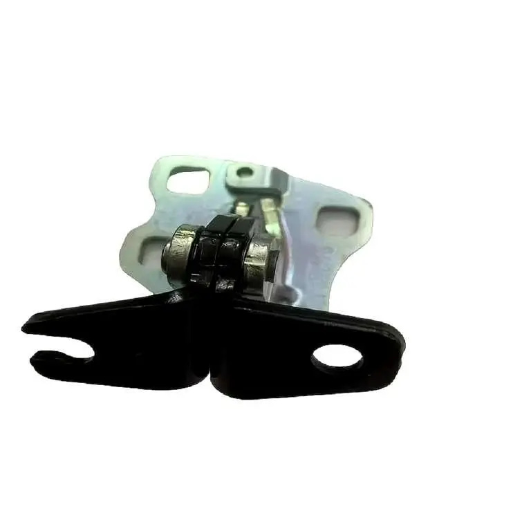 Abaixo da dobradiça da porta principal à esquerda