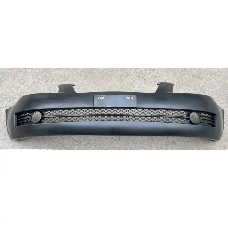 Parachoque dianteiro integrado.