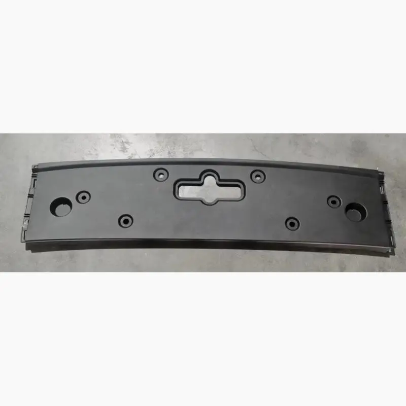 Montagem da tampa de revestimento da cabine frontal.