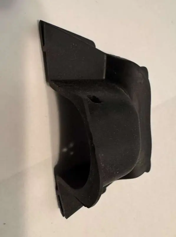 Capa média pequena (borracha) para o revestimento interno do guarda-lamas dianteiro direito