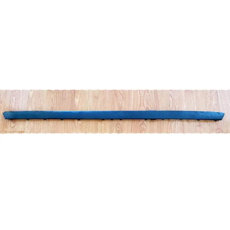 A faixa anti-riscos no meio do para-choque traseiro não está iluminada.