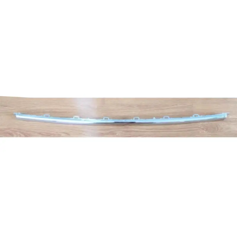 Faixa brilhante no meio do para-choque traseiro (prateada).