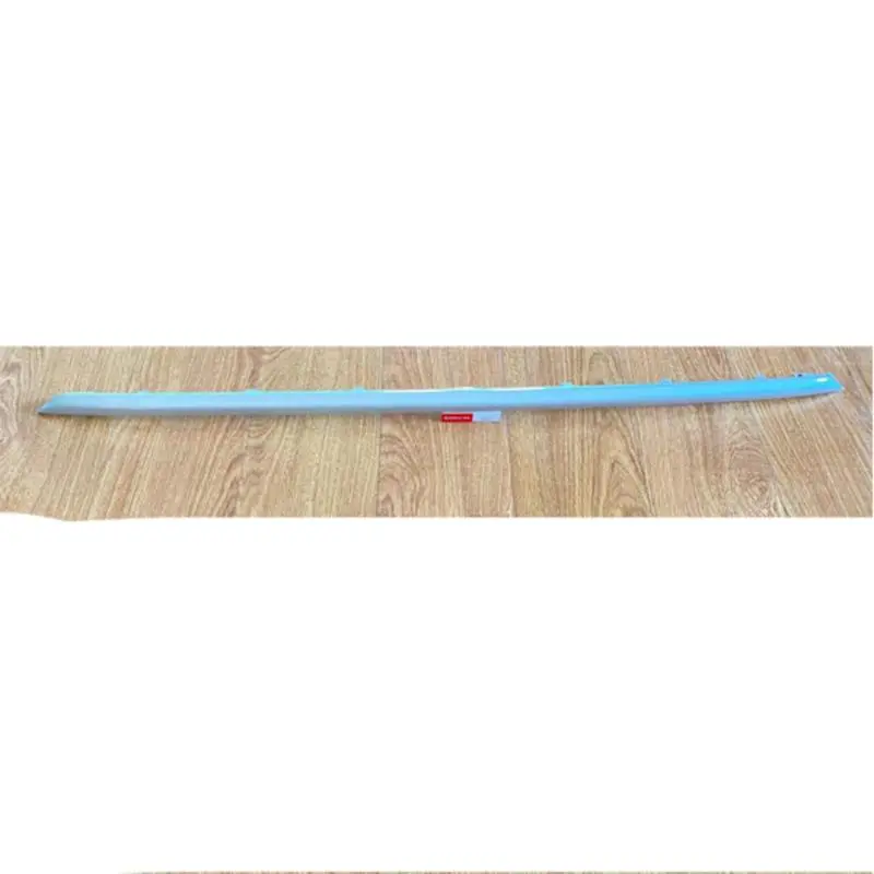 Faixa de acento prateada no meio do para-choque dianteiro.