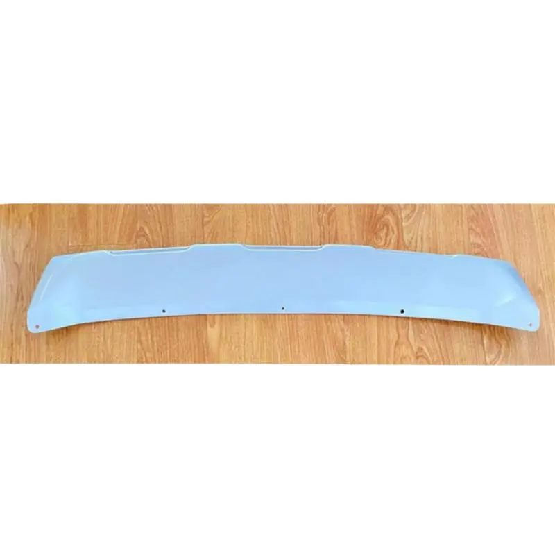 A moldura do para-choque dianteiro é prateada.