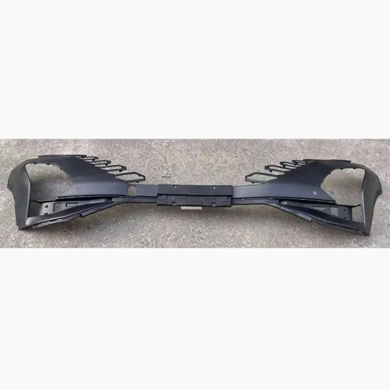 A estrutura do para-choque dianteiro apresenta furos.