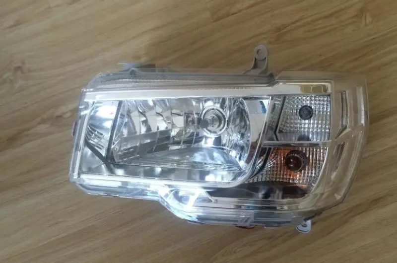 Farol principal esquerdo