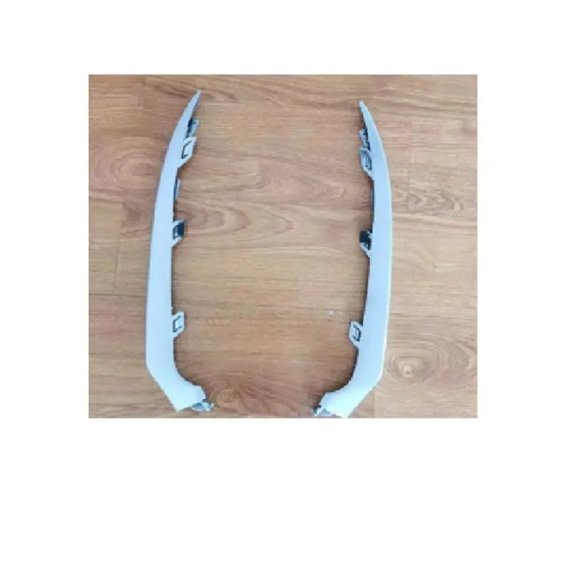 Listras de acabamento do para-choque dianteiro, esquerda e direita (prateadas).