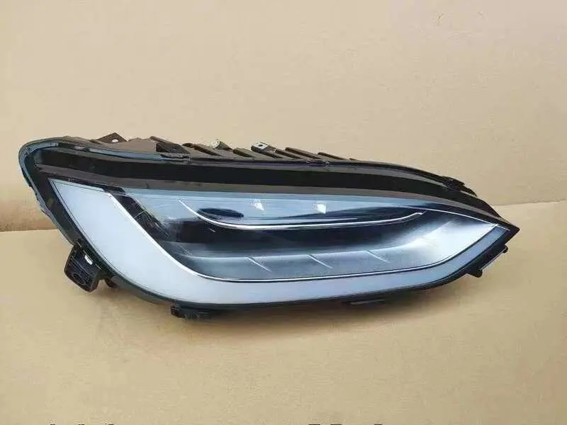 Farol principal esquerdo