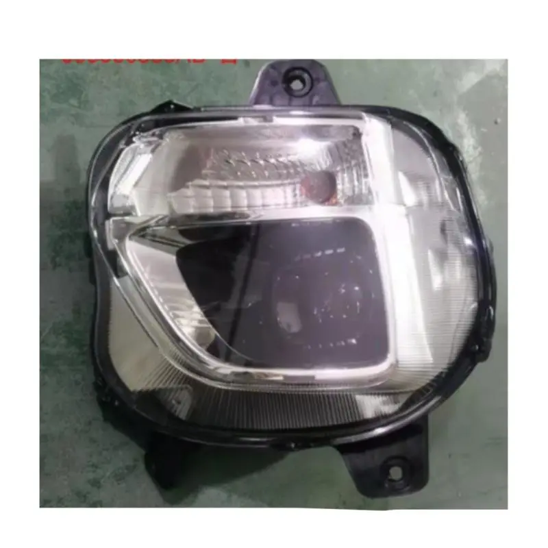 Faróis de luz de LED de alta gama com tonalidade branca.