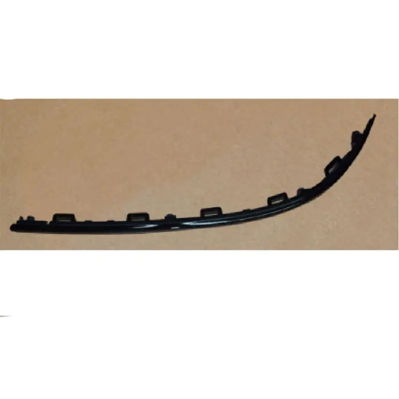 Friso de para-choque traseiro preto de alto brilho.