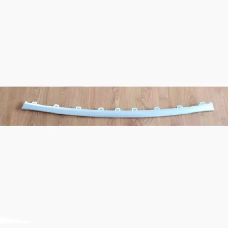 Rebordo do para-choque dianteiro (prateado).