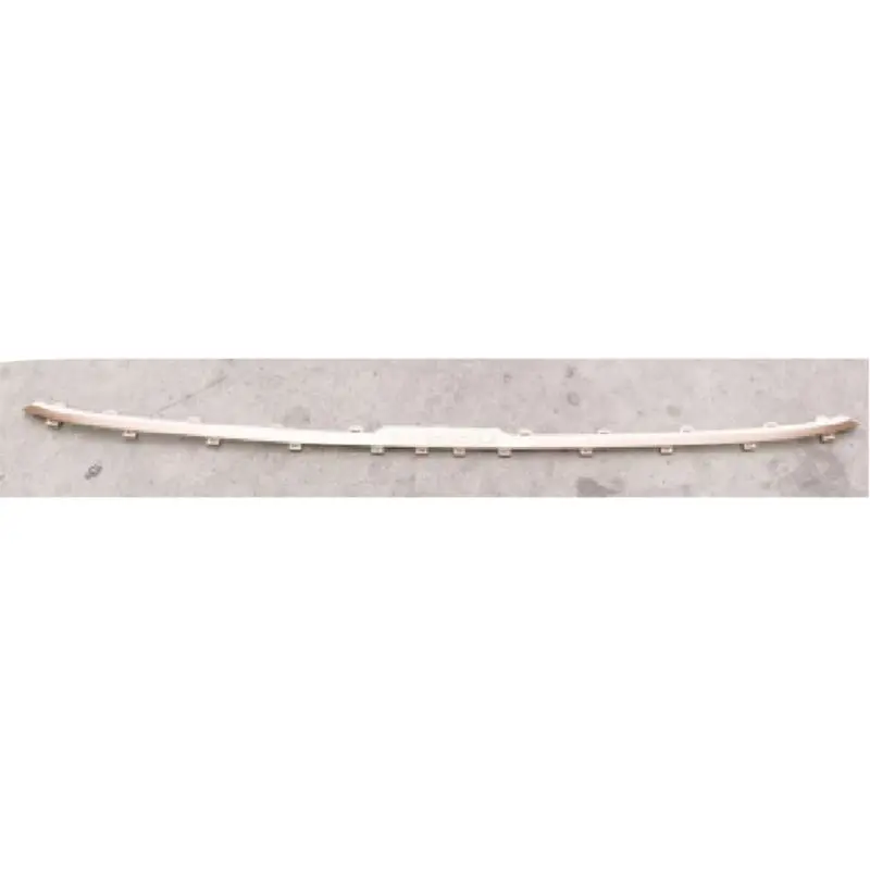 Fita cromada decorativa sob o para-choque dianteiro – cor dourada.