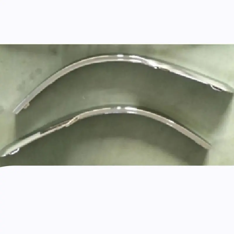 Faixa brilhante no para-choque traseiro esquerdo e direito