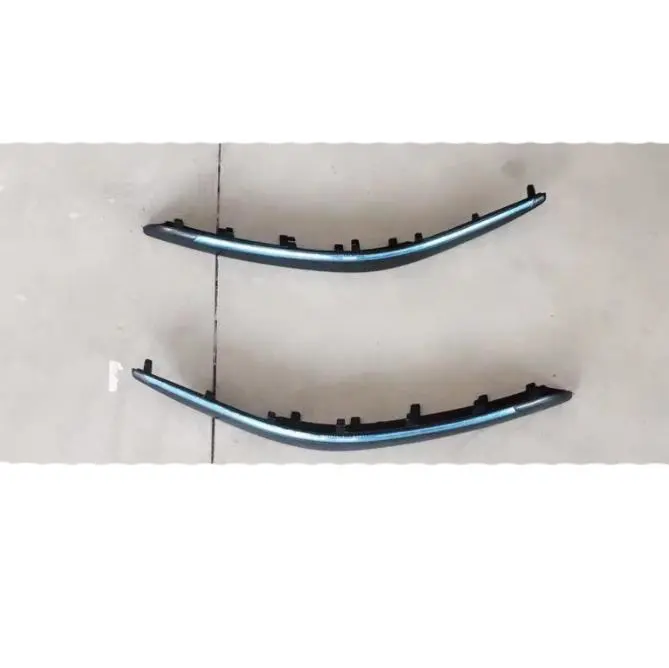 A faixa anti-riscos do para-choque dianteiro é brilhante.