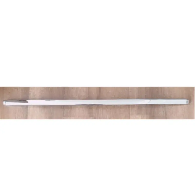 Faixa brilhante no meio do para-choque traseiro