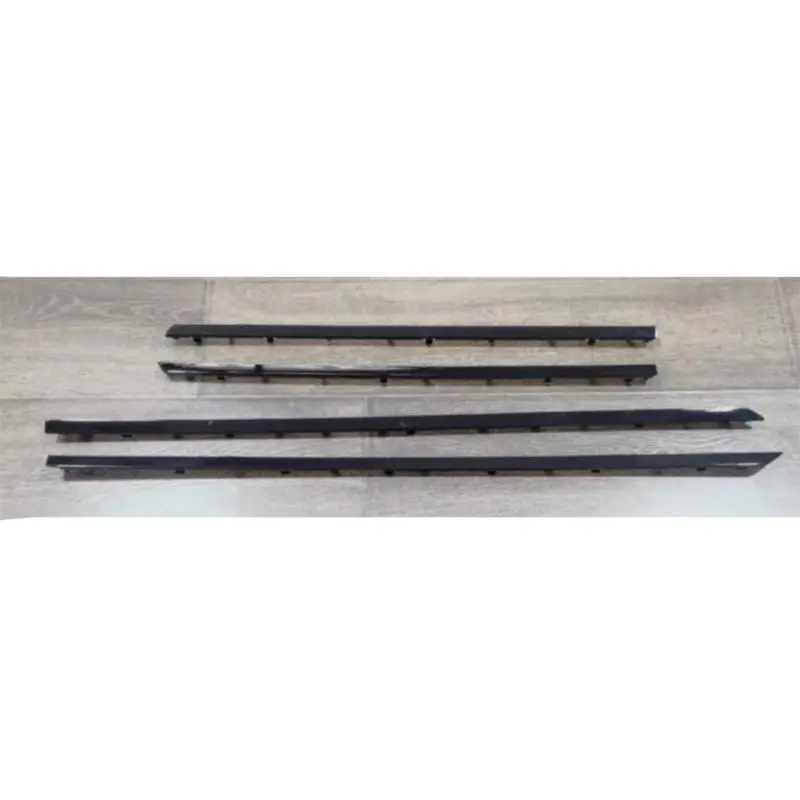 Fita brilhante para o painel de revestimento da porta frontal.