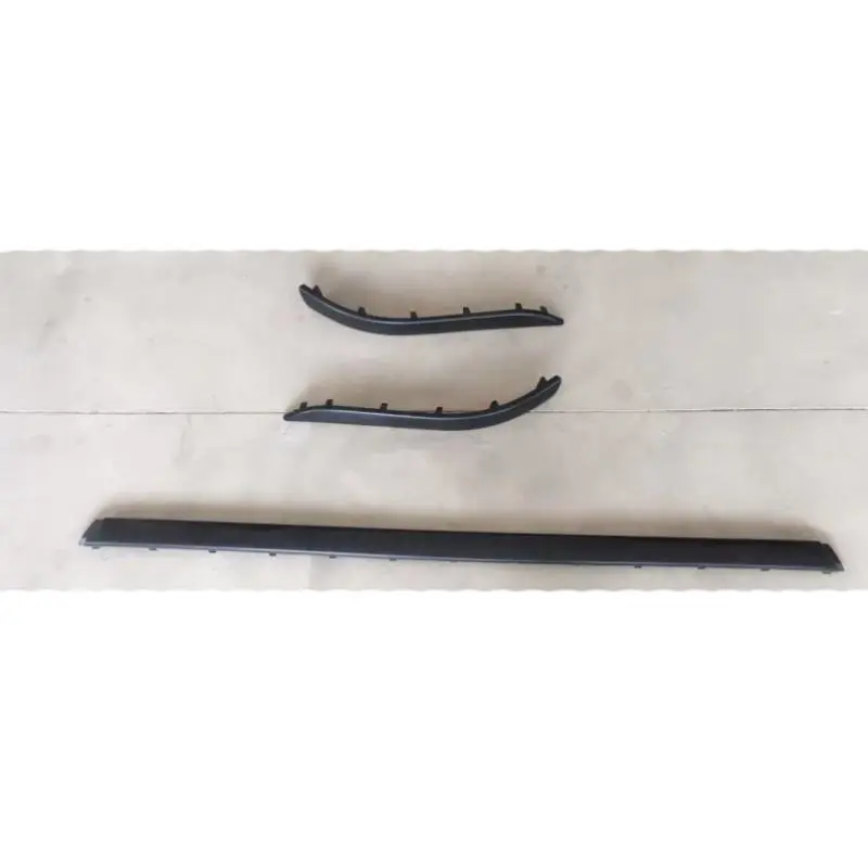 A faixa de proteção contra arranhões do para-choque traseiro não está iluminada.