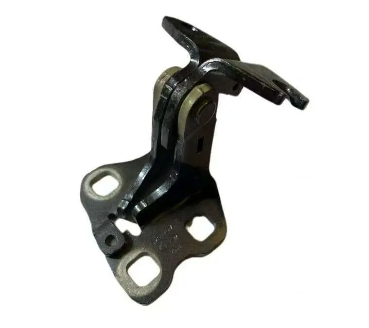 Abaixo da dobradiça na parte traseira direita