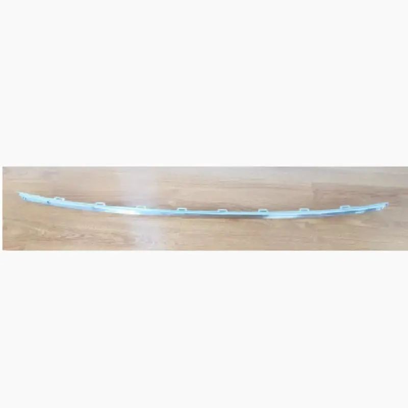 Faixa brilhante no meio do para-choque traseiro (prateada).